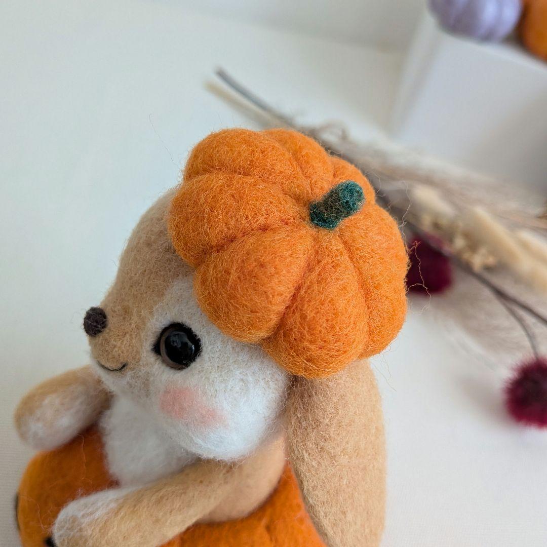 【ハロウィン飾り】羊毛フェルト カボチャ帽子のうさぎさん