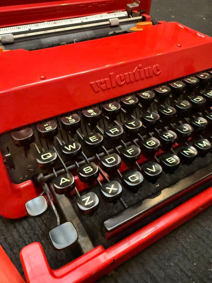 タイプライター　Olivetti Valentine アンティーク