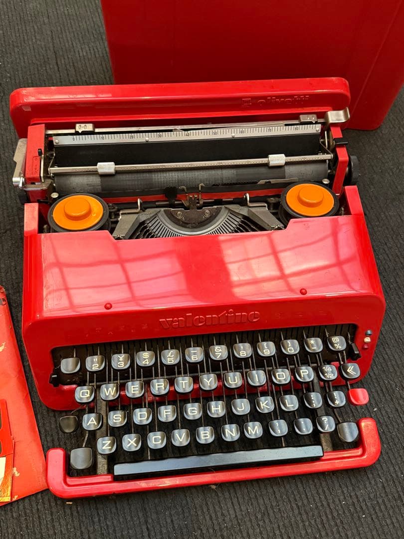 タイプライター　Olivetti Valentine アンティーク
