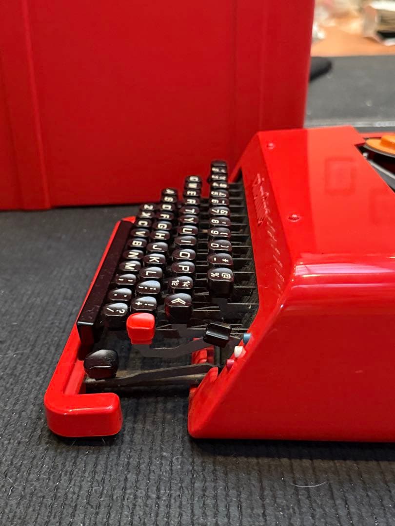 タイプライター　Olivetti Valentine アンティーク