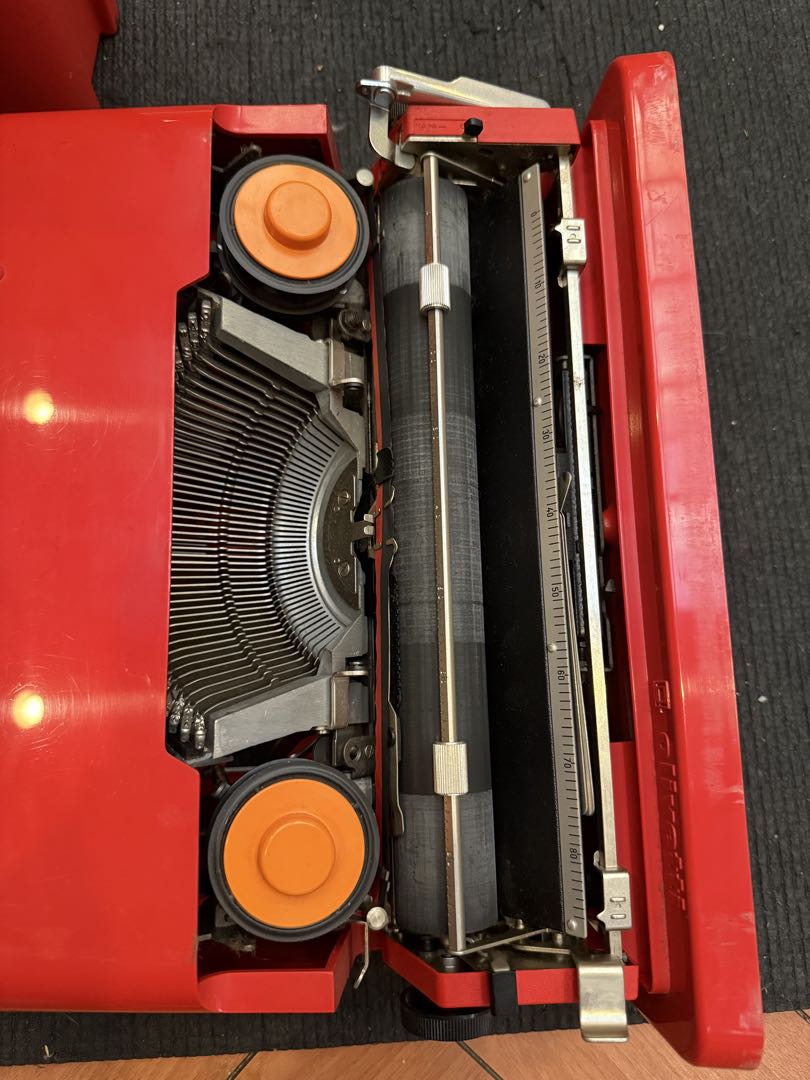 タイプライター　Olivetti Valentine アンティーク