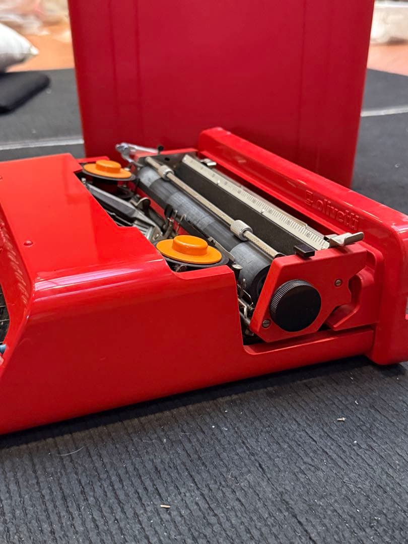 タイプライター　Olivetti Valentine アンティーク