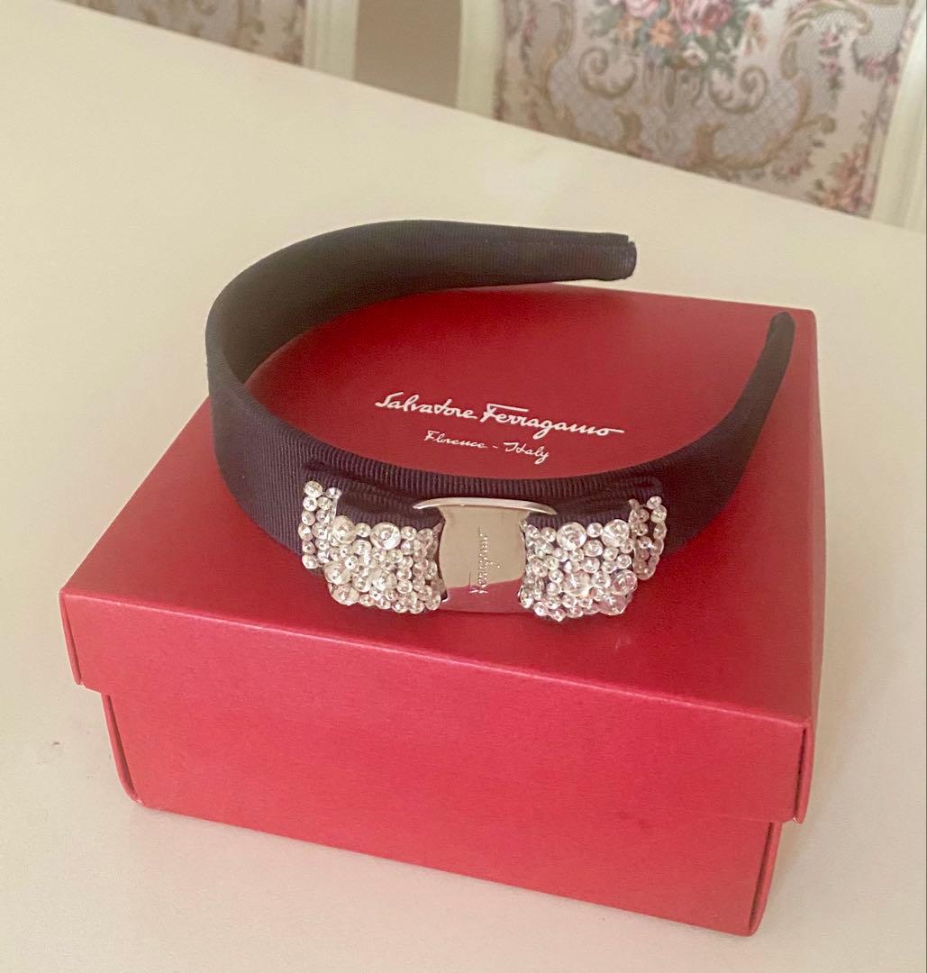 美品　フェラガモ Ferragamo ストーン付　カチューシャ