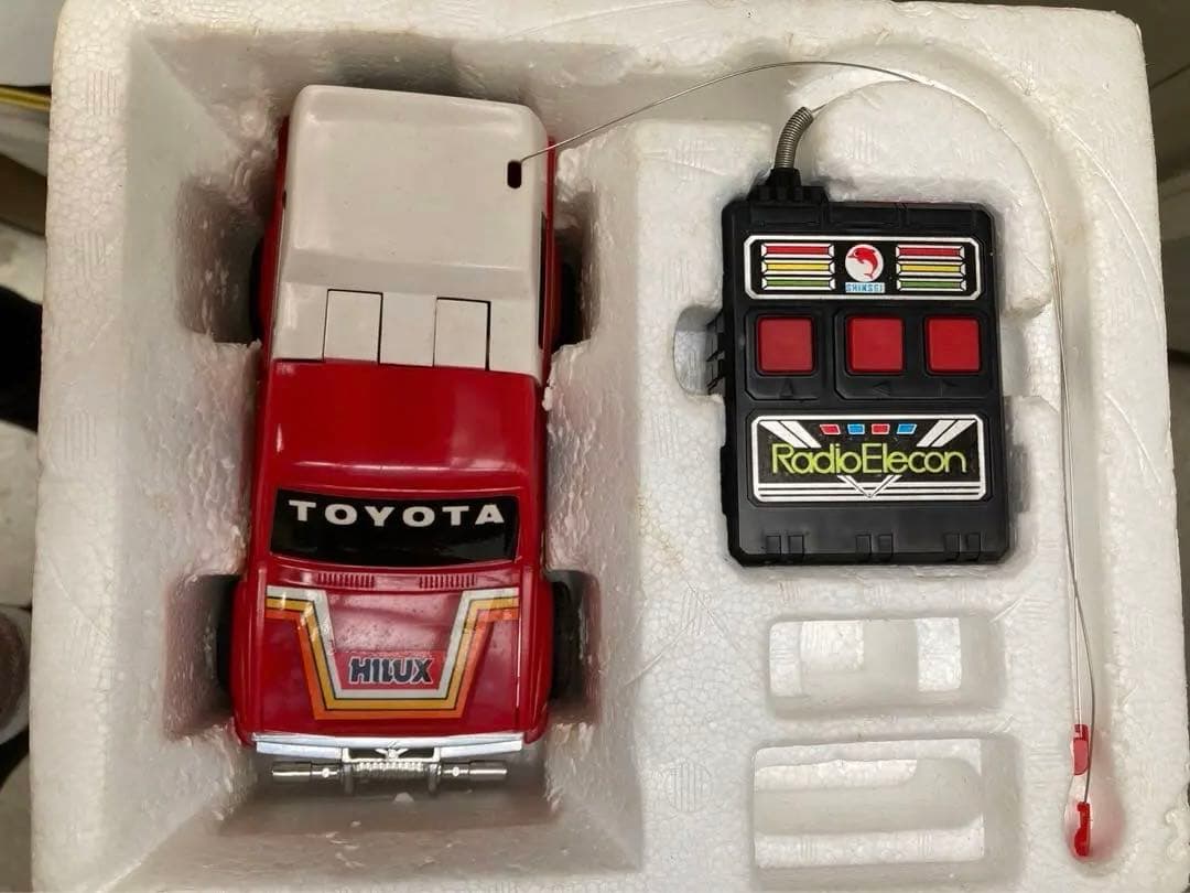 ラジコンカー　トヨタハイラックス　ラクシオンロボ