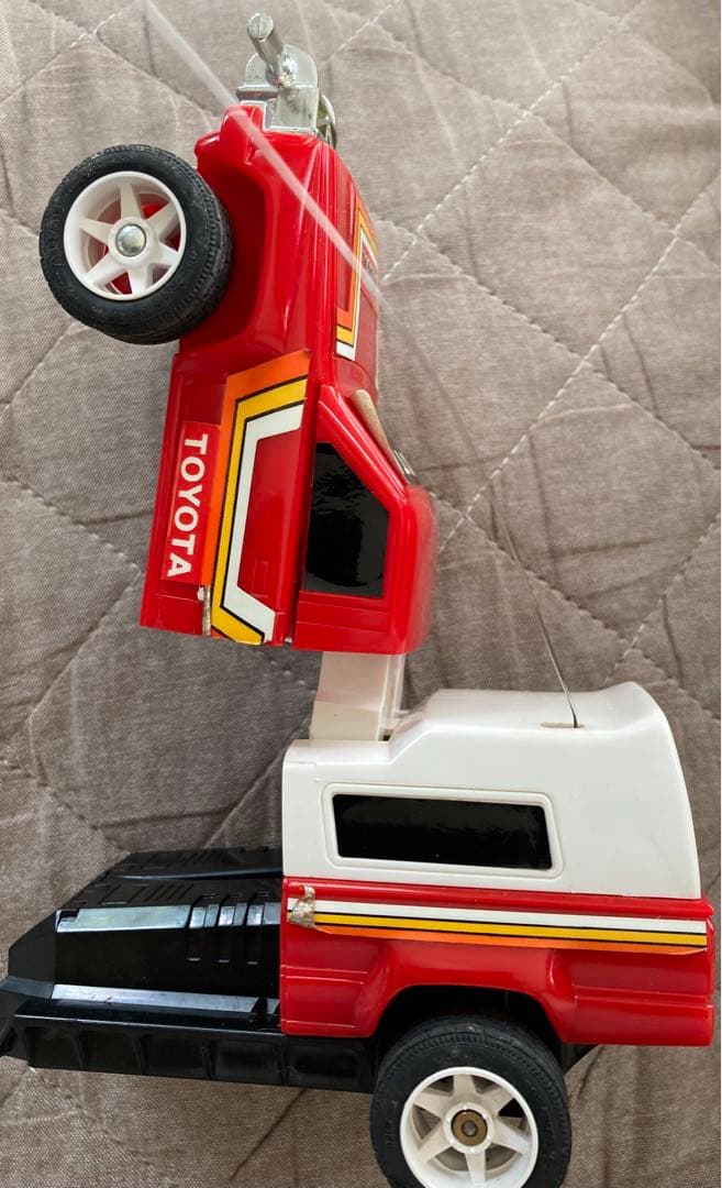 ラジコンカー　トヨタハイラックス　ラクシオンロボ