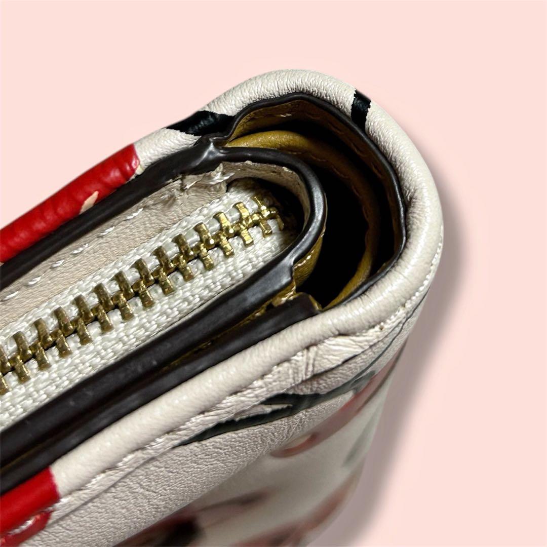 Coach チェリー柄 二つ折り財布　中古品