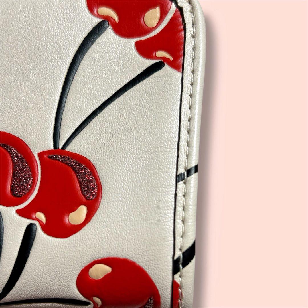 Coach チェリー柄 二つ折り財布　中古品