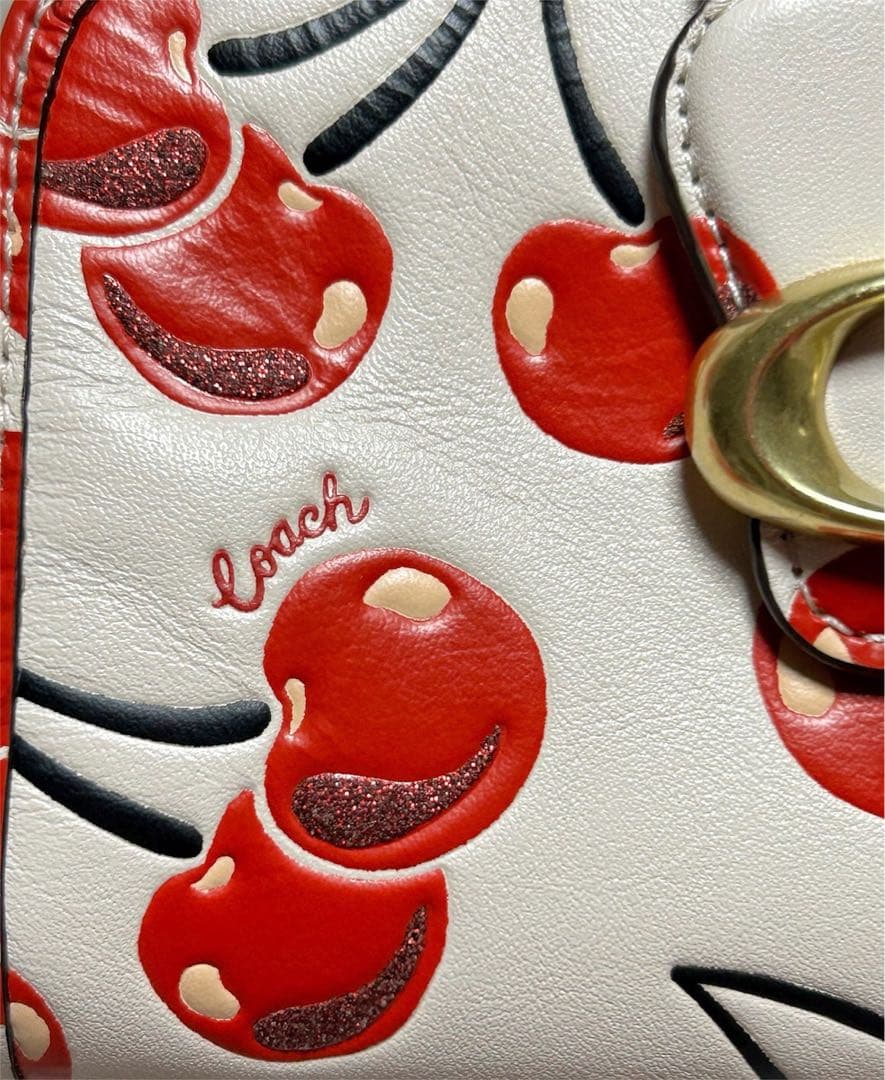 Coach チェリー柄 二つ折り財布　中古品