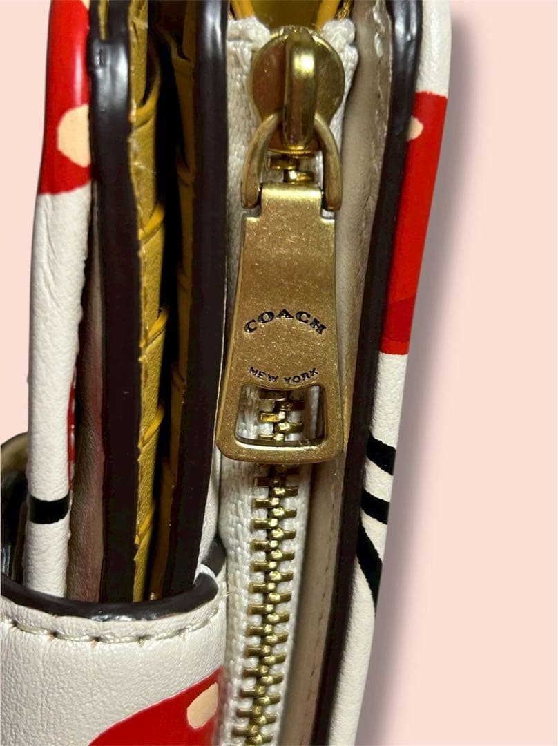 Coach チェリー柄 二つ折り財布　中古品