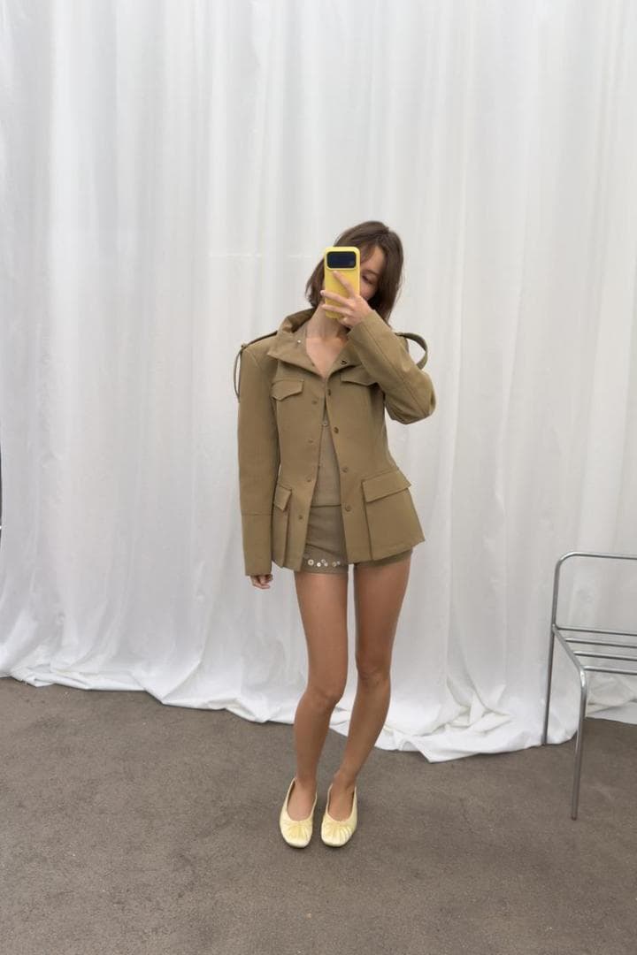 新品 ZARA ループディテールフィットブレザー ライトカーキ S