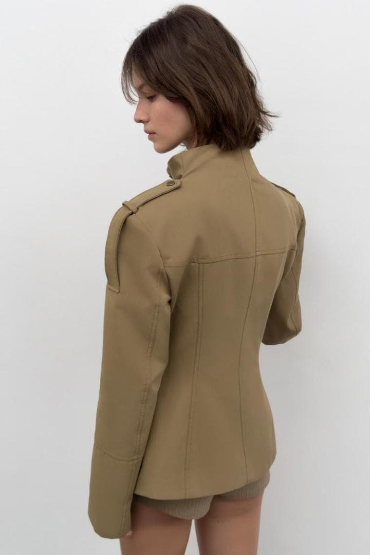 新品 ZARA ループディテールフィットブレザー ライトカーキ S