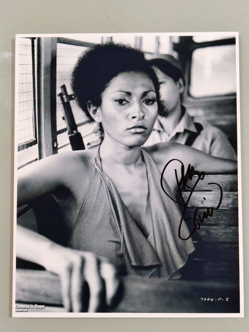 パム・グリア直筆サイン入り超大型写真…Pam Grier…女記者フライデー