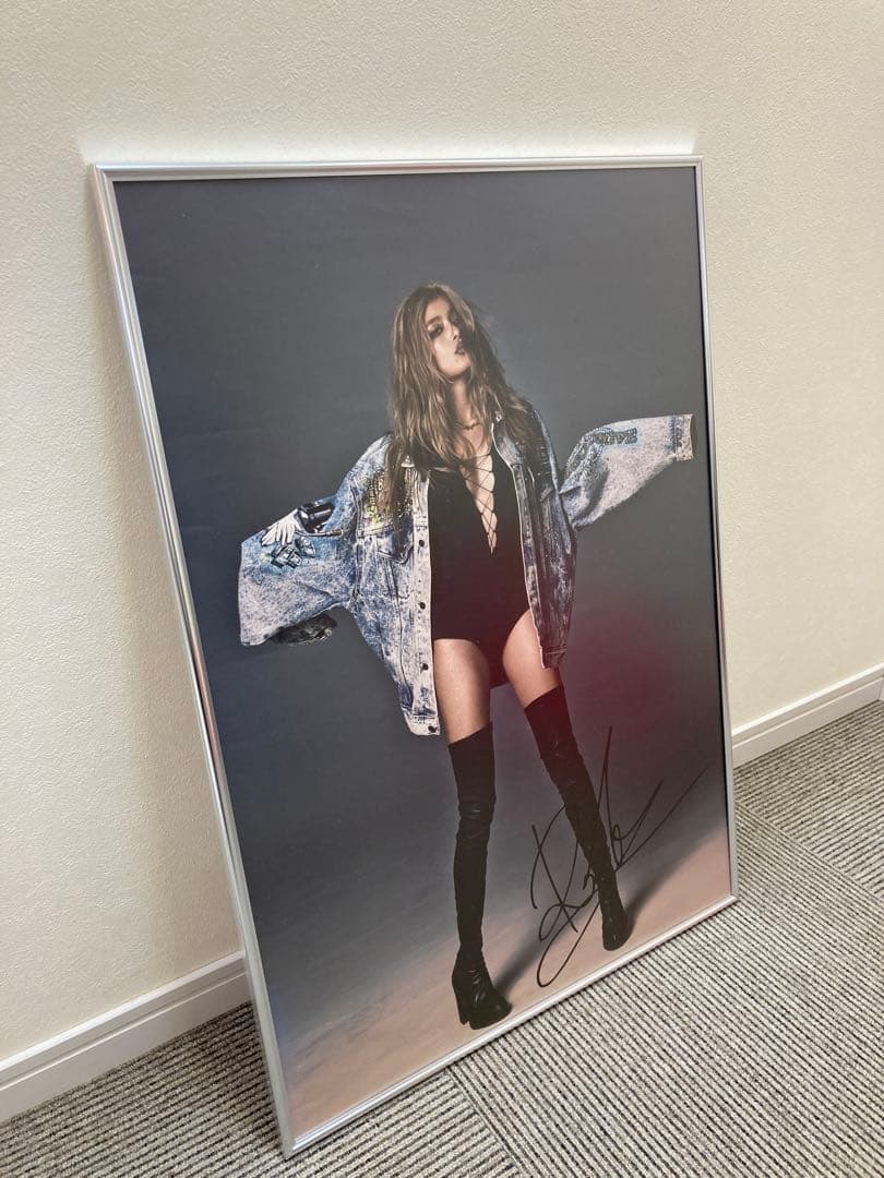 ローラ サイン入り ポスター B2