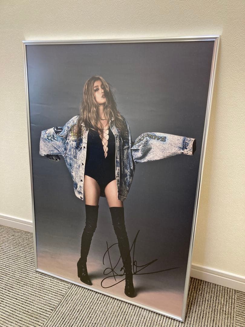 ローラ サイン入り ポスター B2