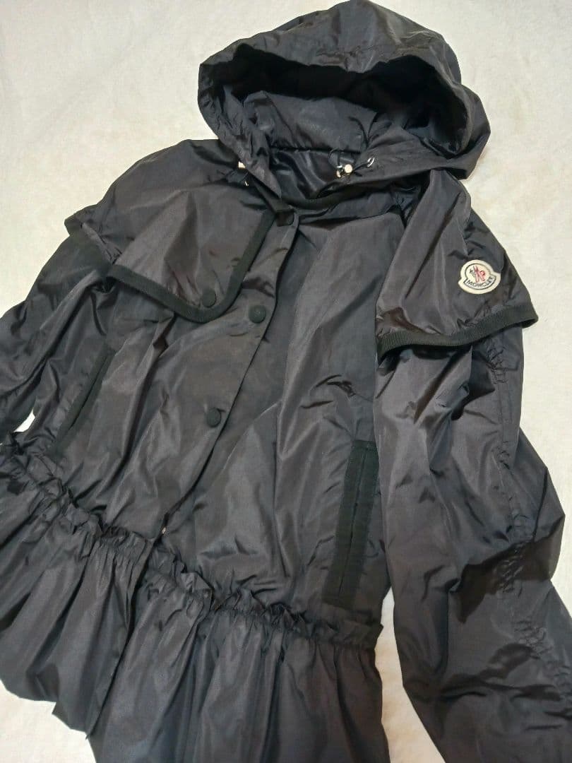 MONCLER ブラック 裾フリルジャケット BELLEUSE