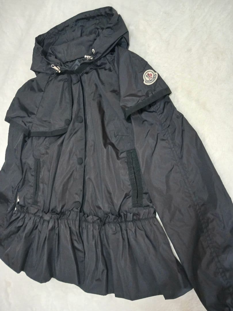 MONCLER ブラック 裾フリルジャケット BELLEUSE