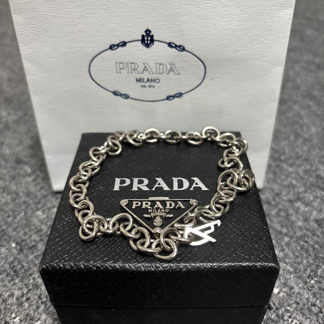 美品✨　PRADAロゴネックレスシンボルペンダント　男女兼用