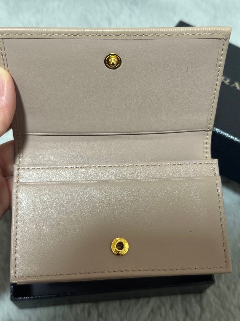 PRADA ベージュ レザー カードケース（名刺入れ）