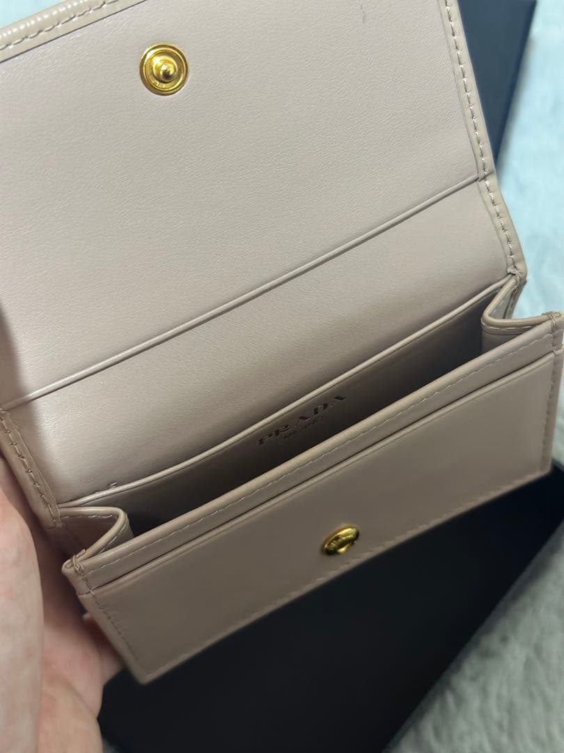 PRADA ベージュ レザー カードケース（名刺入れ）