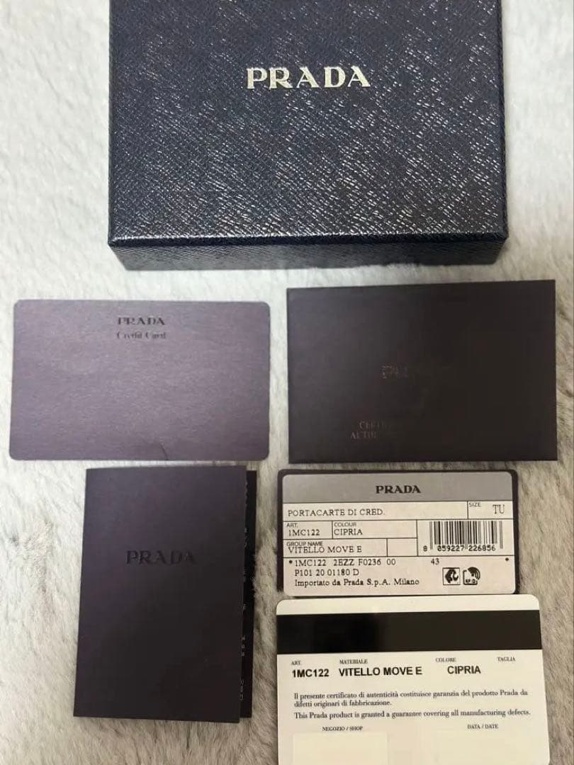 PRADA ベージュ レザー カードケース（名刺入れ）
