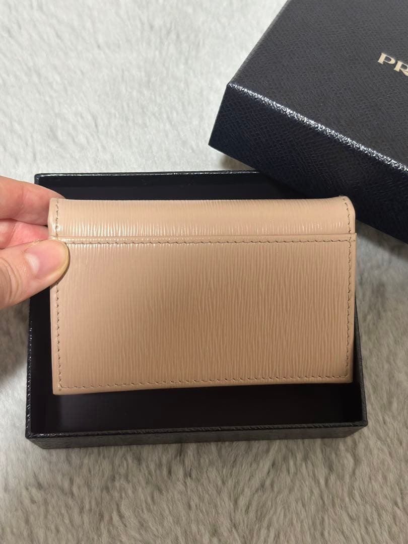 PRADA ベージュ レザー カードケース（名刺入れ）