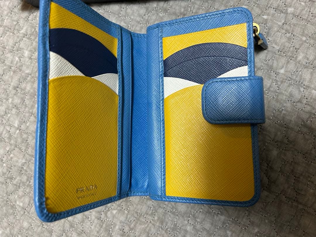 PRADA 二つ折り財布 青色