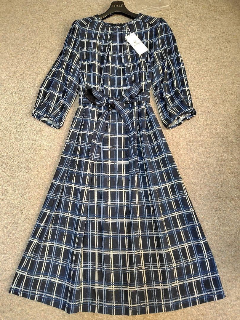 新品　アマカ　ハンドドローイングチェックタックワンピース 38　濃紺44000円