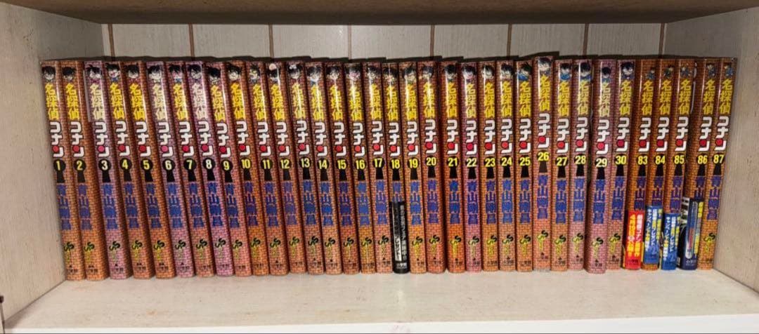 名探偵コナン1巻〜30巻・83巻〜100巻セット＋おまけ9冊　計56冊警察学校等