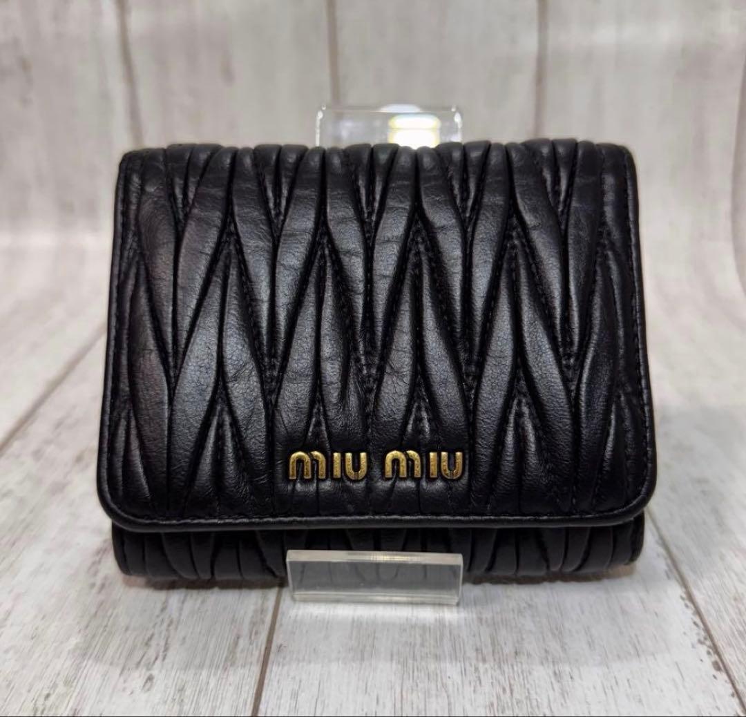 美品✨MIU MIU ミュウミュウ 三つ折財布 マテラッセ ピンク 金ロゴ