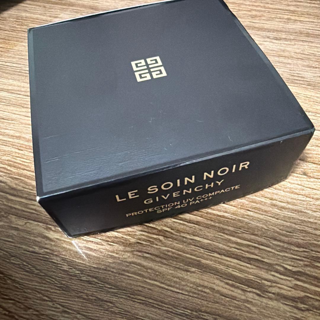 セール中！ジバンシイ　GIVENCHY LE SOIN NOIR UVコンパクト