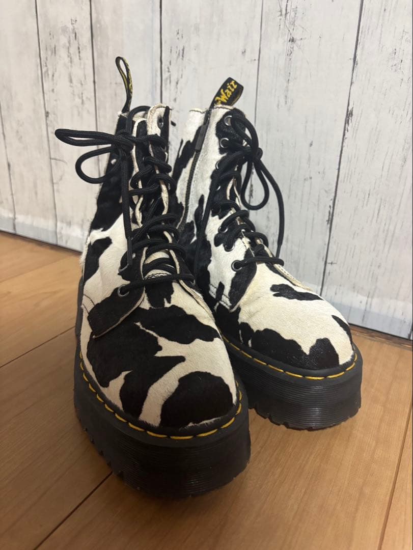 Dr. Martens 牛柄ハイカットブーツ