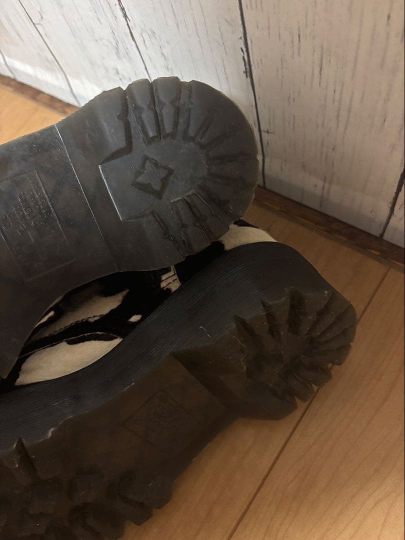 Dr. Martens 牛柄ハイカットブーツ