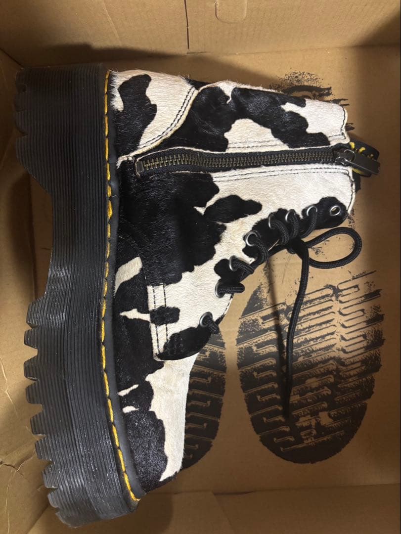 Dr. Martens 牛柄ハイカットブーツ