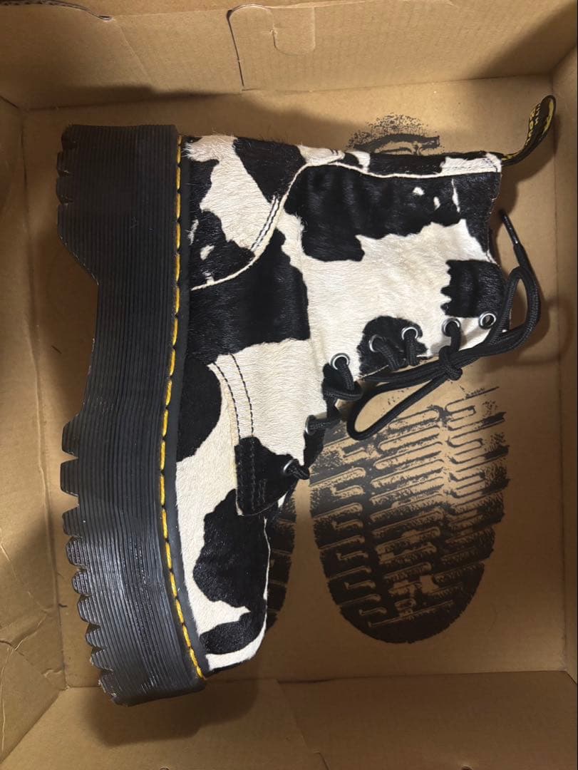 Dr. Martens 牛柄ハイカットブーツ