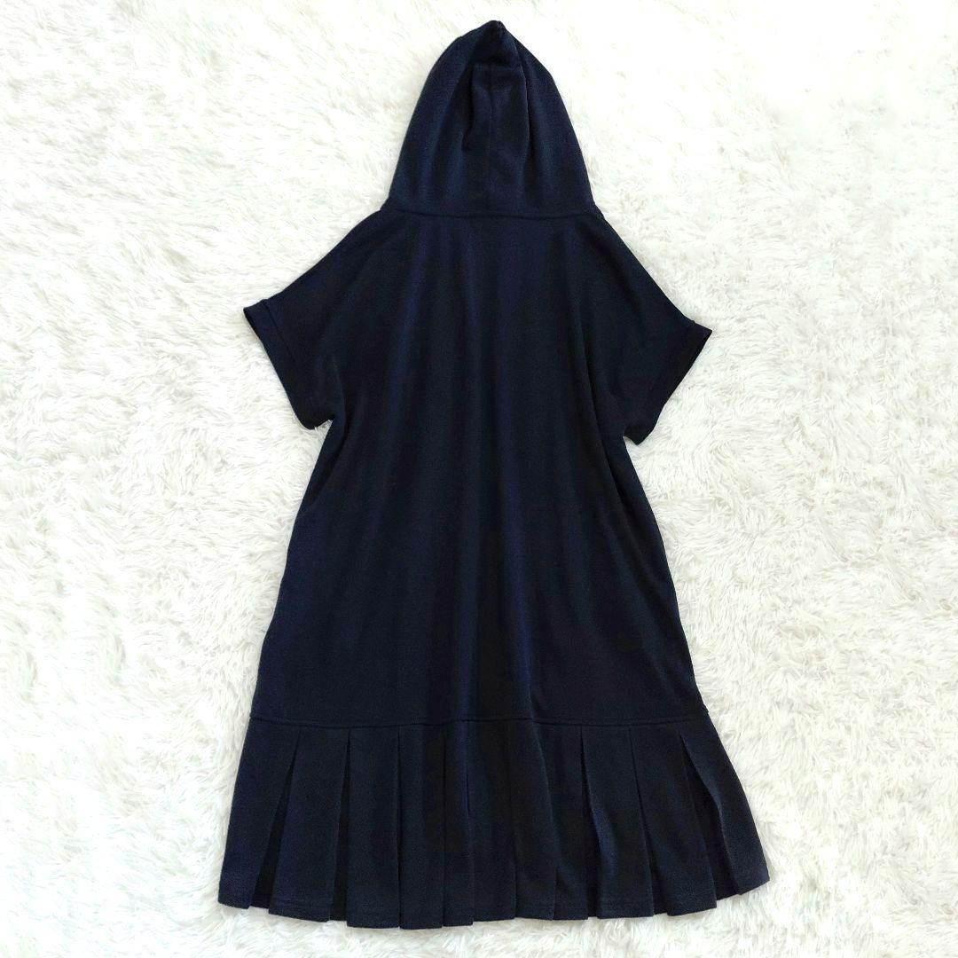 FRED PERRYフード付きトレーナーワンピース 裾プリーツ　ロゴ刺繍