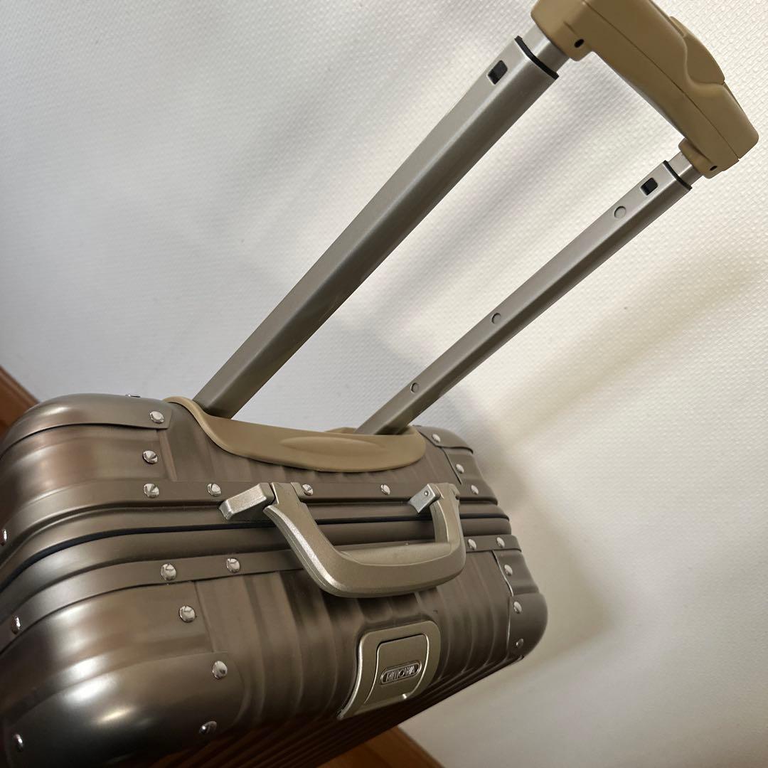 リモワ　RIMOWA トパーズ　チタニウム　32L 機内持込　スーツケース　金