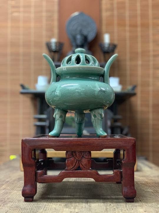 未使用品　韓国青磁三足香炉　在銘　象嵌雲鶴文 貫入入り