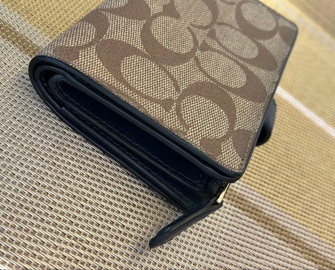 新品未使用 COACH コーチ 二つ折り財布 ベージュ シグネチャー