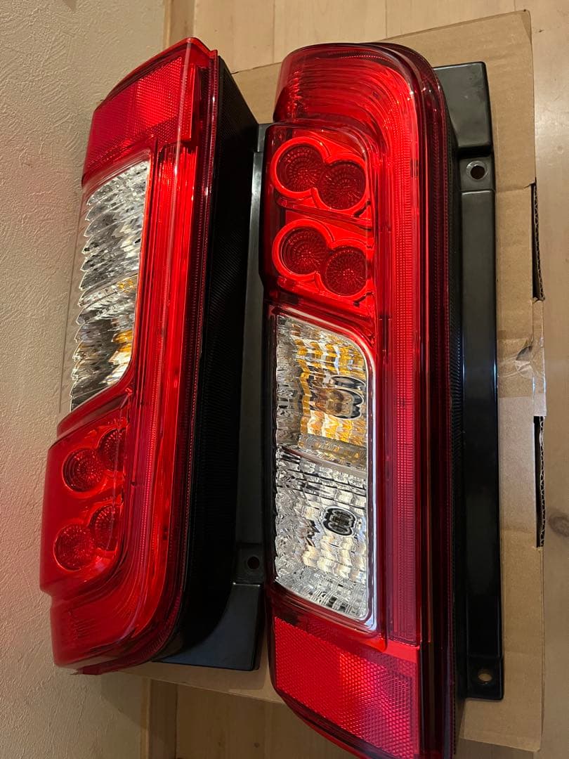 NV350キャラバン E26 前期用 LEDテールランプ 後期ルック純正タイプ