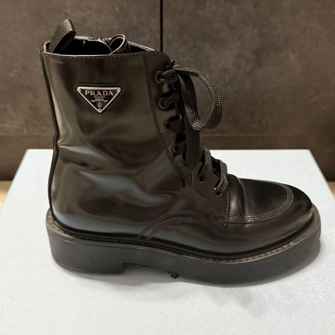 prada ブーツ トライアングル ブラッシュドレザー レースアップ 黒 ロゴ