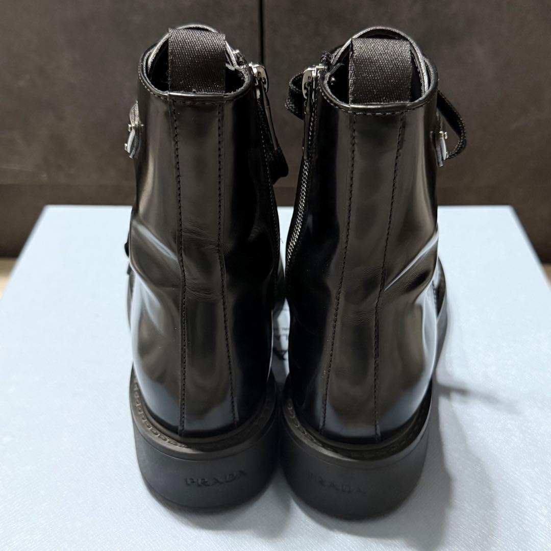 prada ブーツ トライアングル ブラッシュドレザー レースアップ 黒 ロゴ