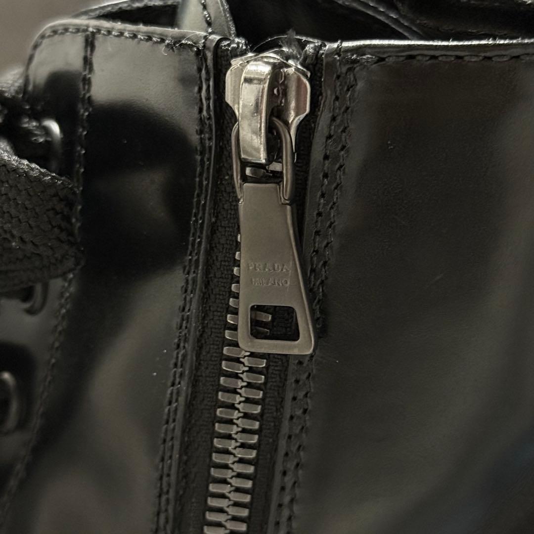 prada ブーツ トライアングル ブラッシュドレザー レースアップ 黒 ロゴ
