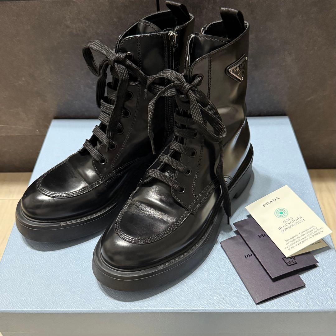 prada ブーツ トライアングル ブラッシュドレザー レースアップ 黒 ロゴ