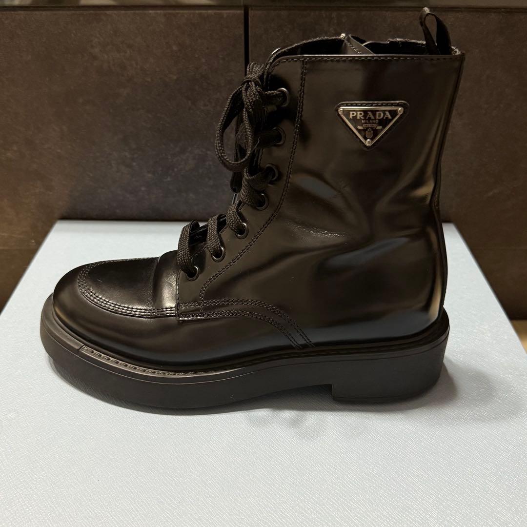 prada ブーツ トライアングル ブラッシュドレザー レースアップ 黒 ロゴ