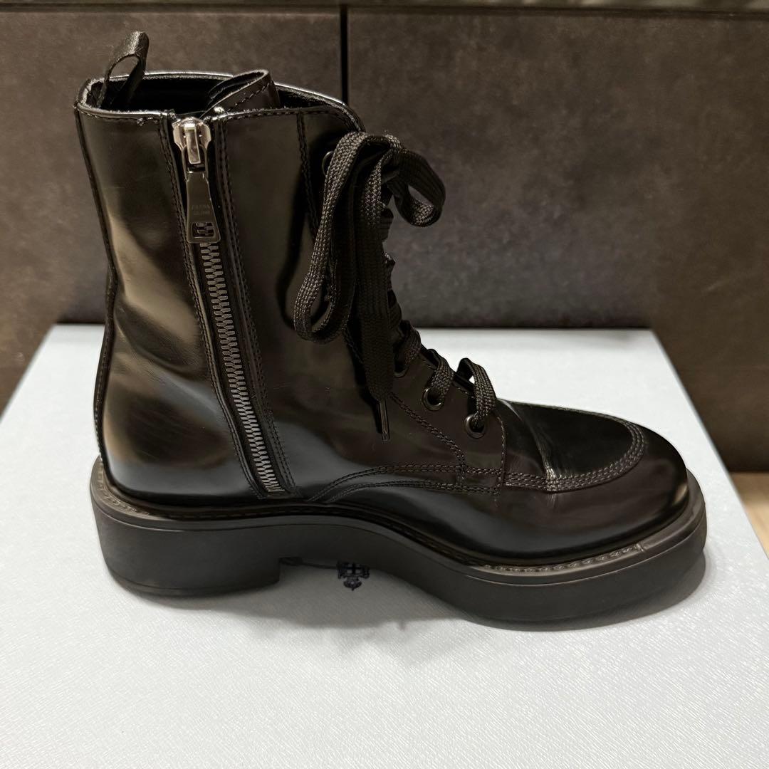 prada ブーツ トライアングル ブラッシュドレザー レースアップ 黒 ロゴ