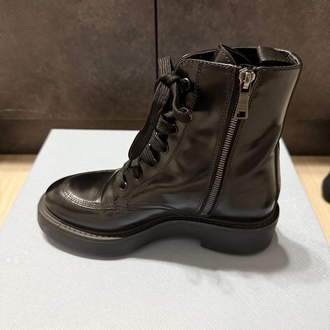 prada ブーツ トライアングル ブラッシュドレザー レースアップ 黒 ロゴ