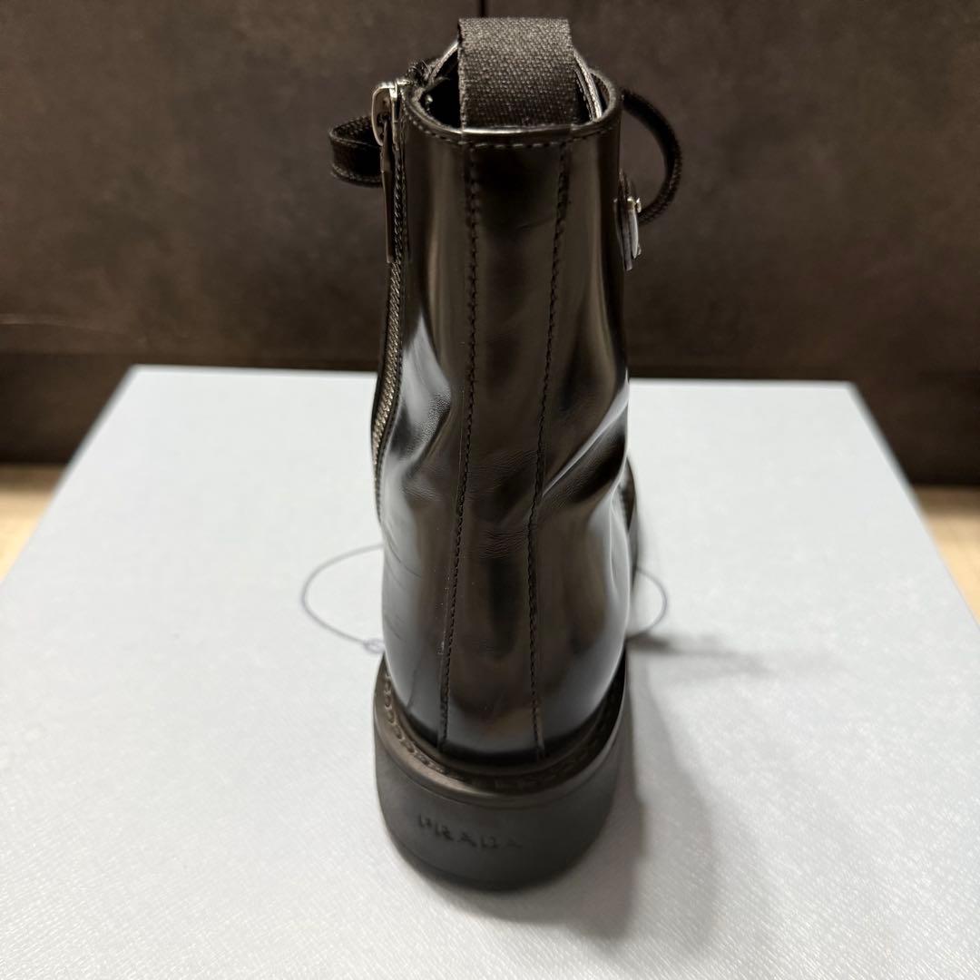 prada ブーツ トライアングル ブラッシュドレザー レースアップ 黒 ロゴ