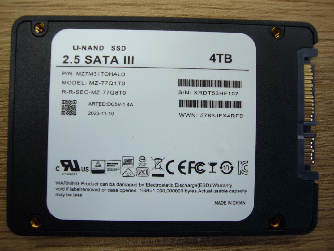 3D NAND 4TB SATA SSD 2.5インチ