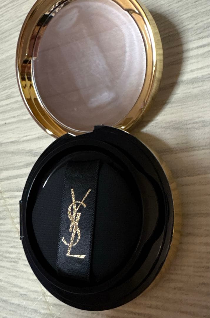 YSL クッションファンデーション　ラディアントタッチグロウパクト　BR20