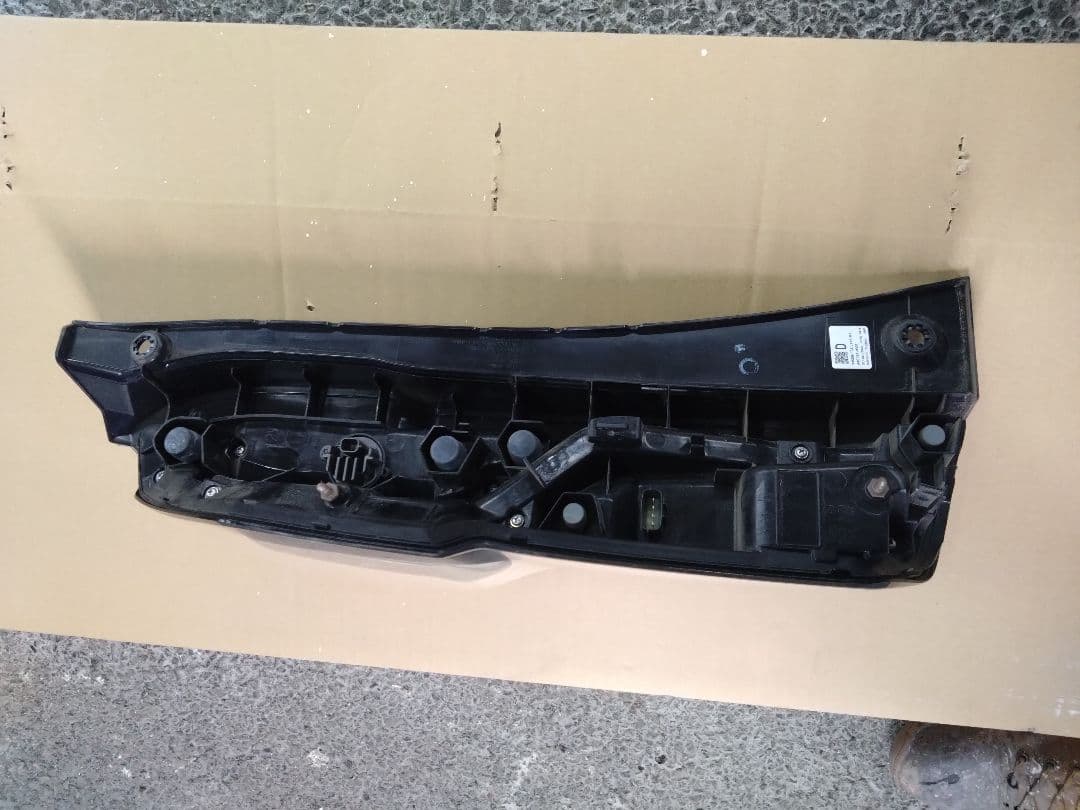 N-BOXカスタムJF3　右テールランプ